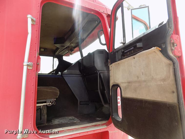 image for item ER9084 1989 Freightliner COE semi truck