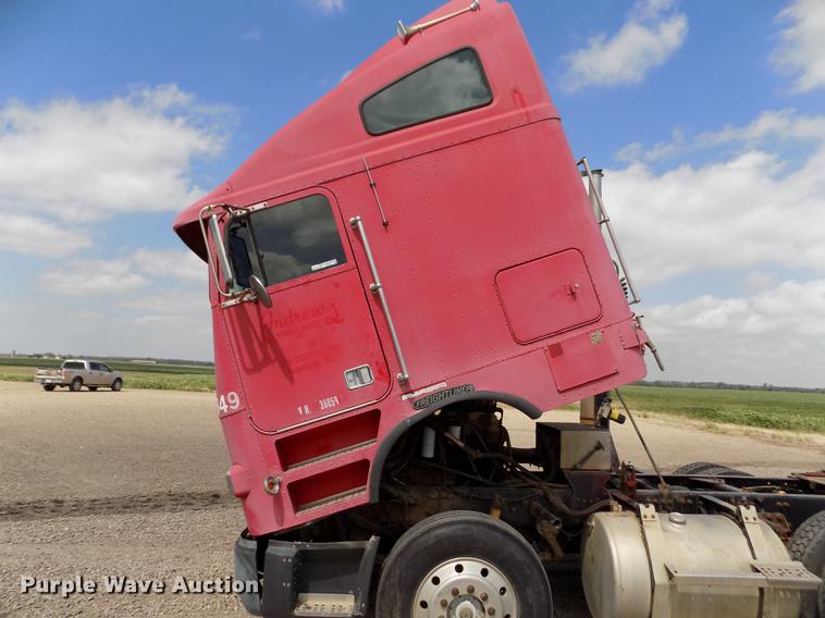 image for item ER9084 1989 Freightliner COE semi truck