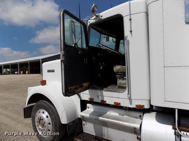 image for item ER9085 1984 Kenworth W900 semi truck