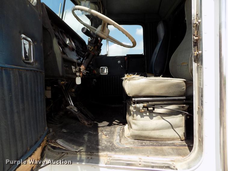 image for item ER9085 1984 Kenworth W900 semi truck