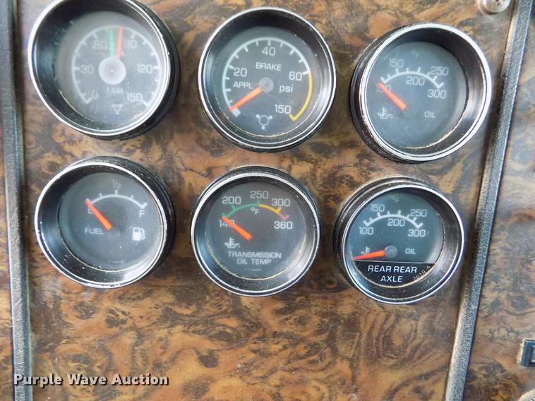 image for item ER9085 1984 Kenworth W900 semi truck