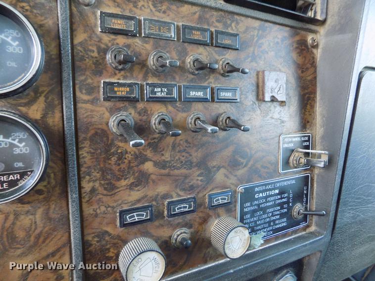 image for item ER9085 1984 Kenworth W900 semi truck