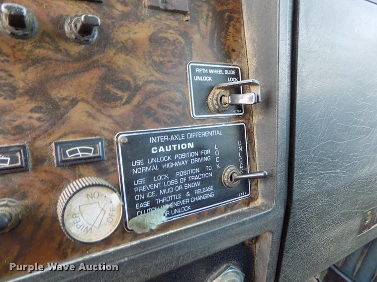 image for item ER9085 1984 Kenworth W900 semi truck