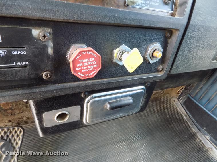 image for item ER9085 1984 Kenworth W900 semi truck