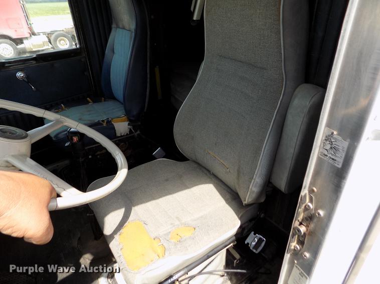 image for item ER9085 1984 Kenworth W900 semi truck