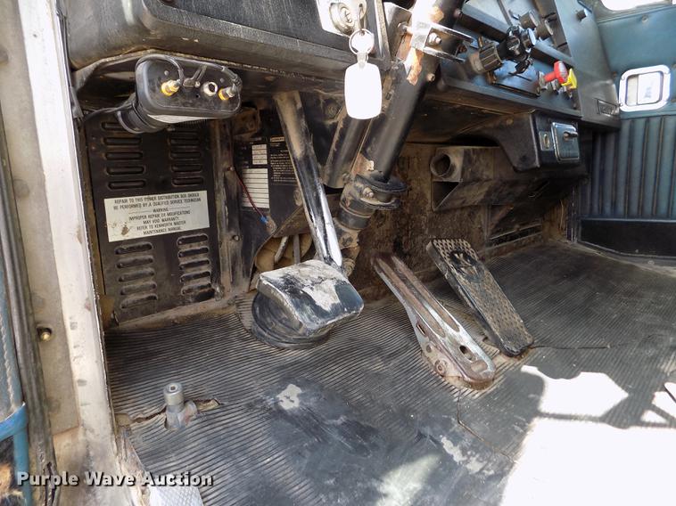 image for item ER9085 1984 Kenworth W900 semi truck