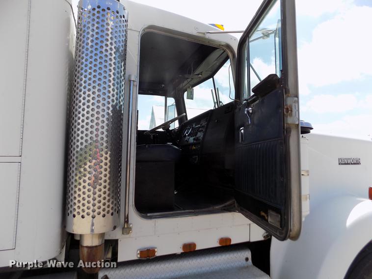 image for item ER9085 1984 Kenworth W900 semi truck