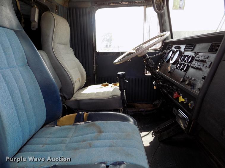 image for item ER9085 1984 Kenworth W900 semi truck