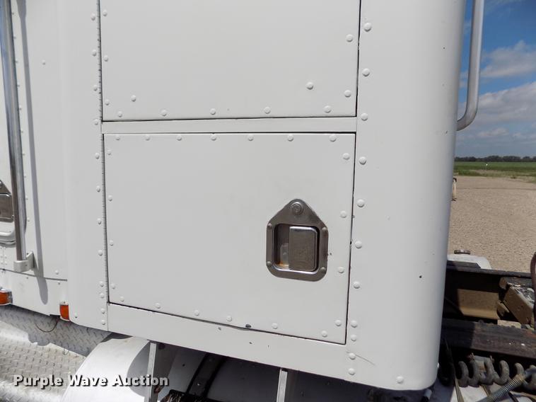 image for item ER9085 1984 Kenworth W900 semi truck