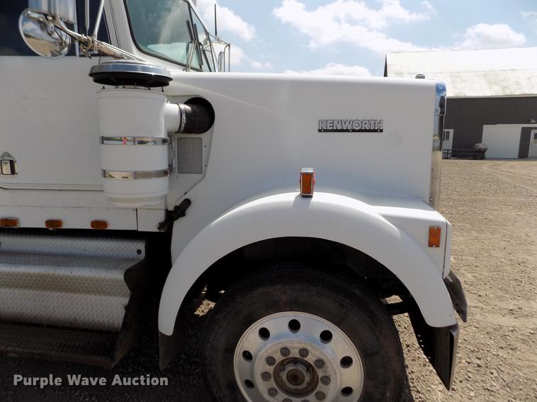 image for item ER9085 1984 Kenworth W900 semi truck