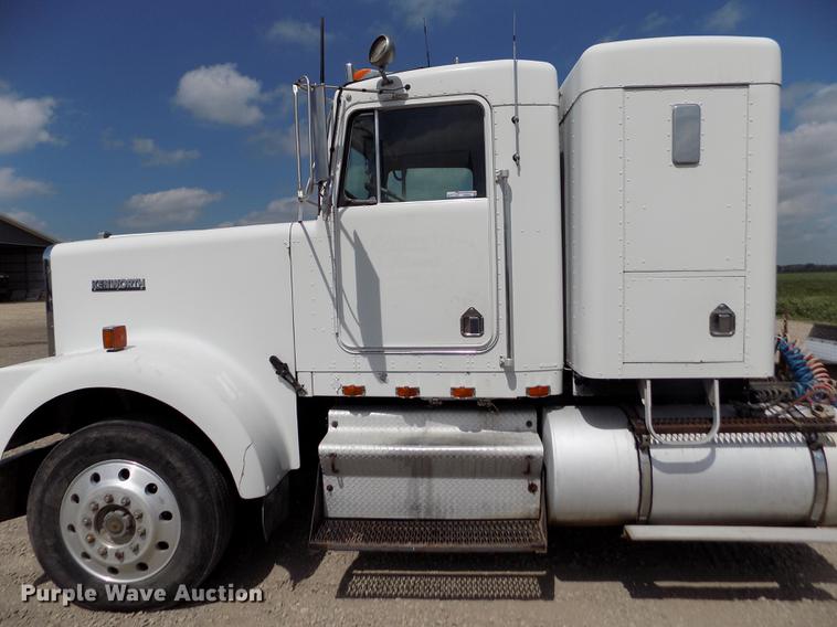 image for item ER9085 1984 Kenworth W900 semi truck