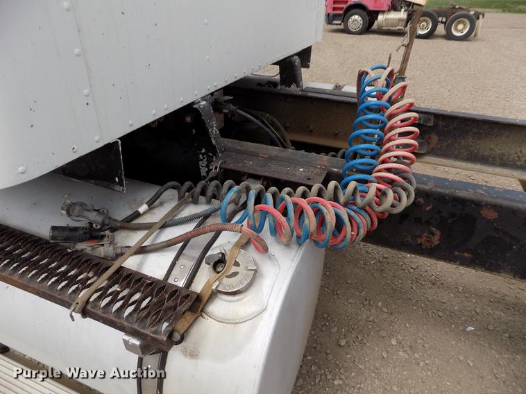 image for item ER9085 1984 Kenworth W900 semi truck