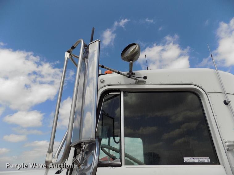 image for item ER9085 1984 Kenworth W900 semi truck