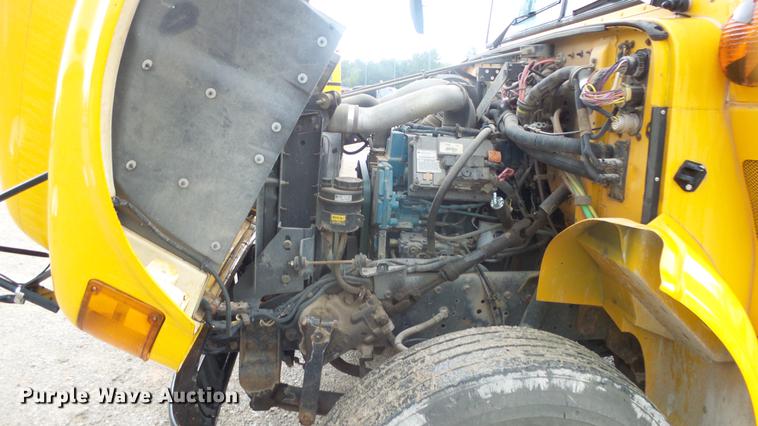 image for item DF4332 2003 International CE school bus