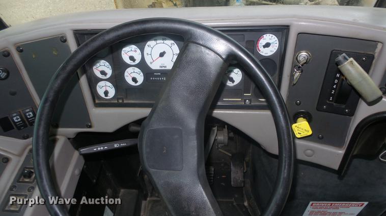 image for item DF4332 2003 International CE school bus