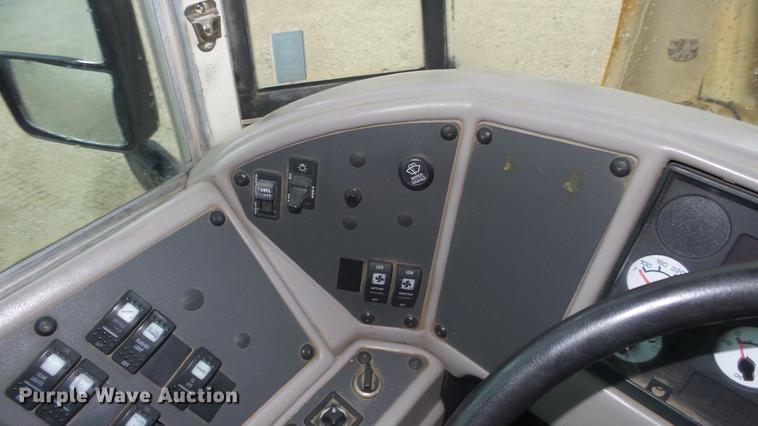 image for item DF4332 2003 International CE school bus