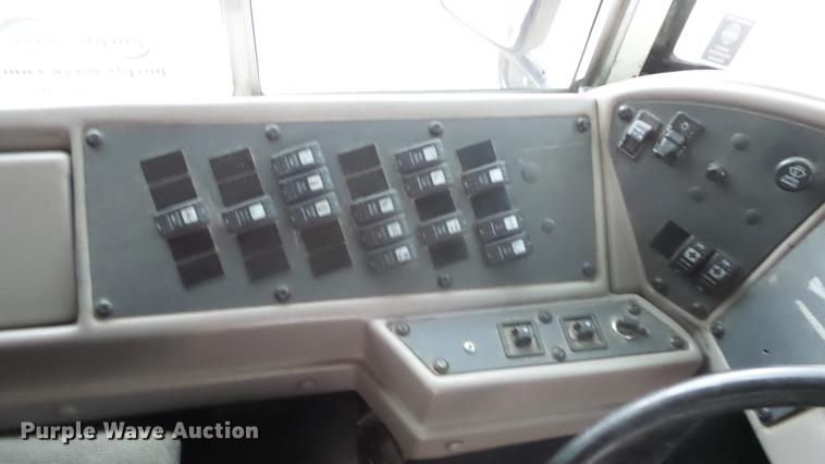 image for item DF4333 2004 International CE school bus