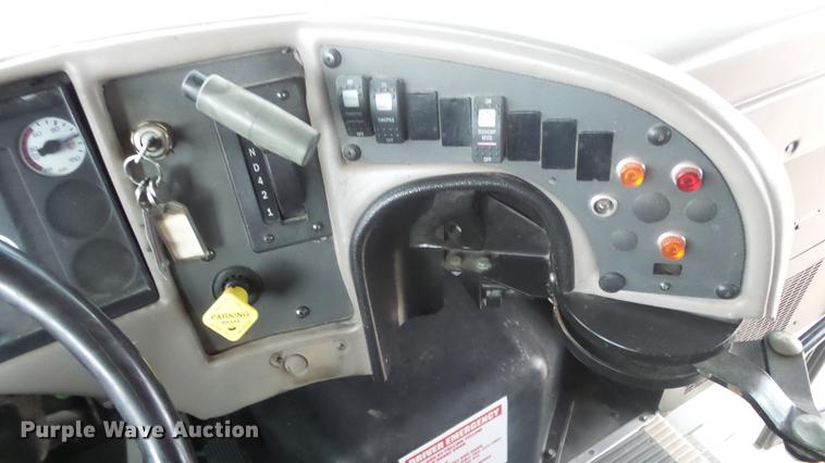 image for item DF4333 2004 International CE school bus