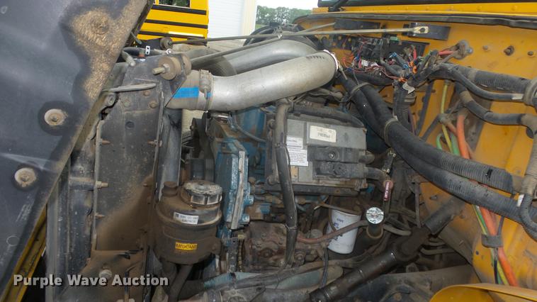 image for item DF4333 2004 International CE school bus