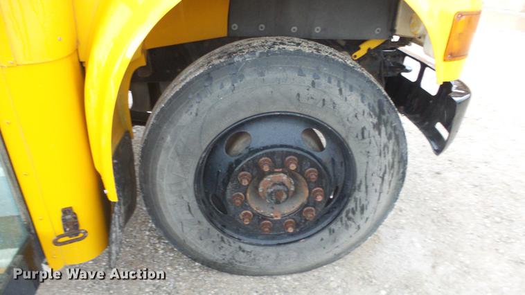 image for item DF4333 2004 International CE school bus