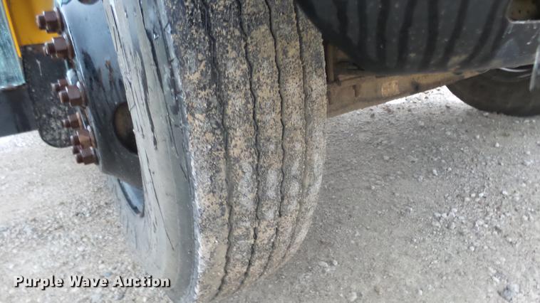 image for item DF4333 2004 International CE school bus