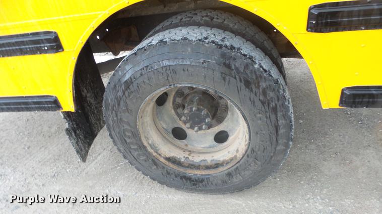 image for item DF4333 2004 International CE school bus