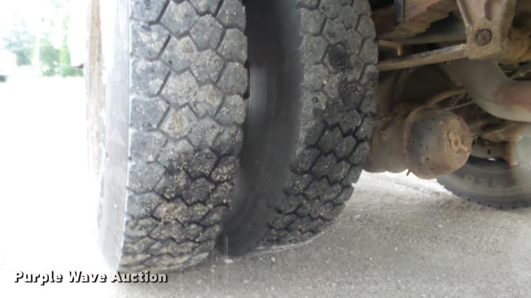 image for item DF4333 2004 International CE school bus