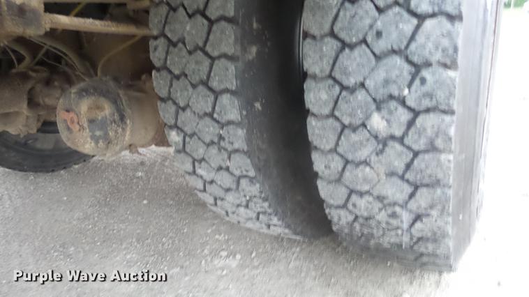 image for item DF4333 2004 International CE school bus