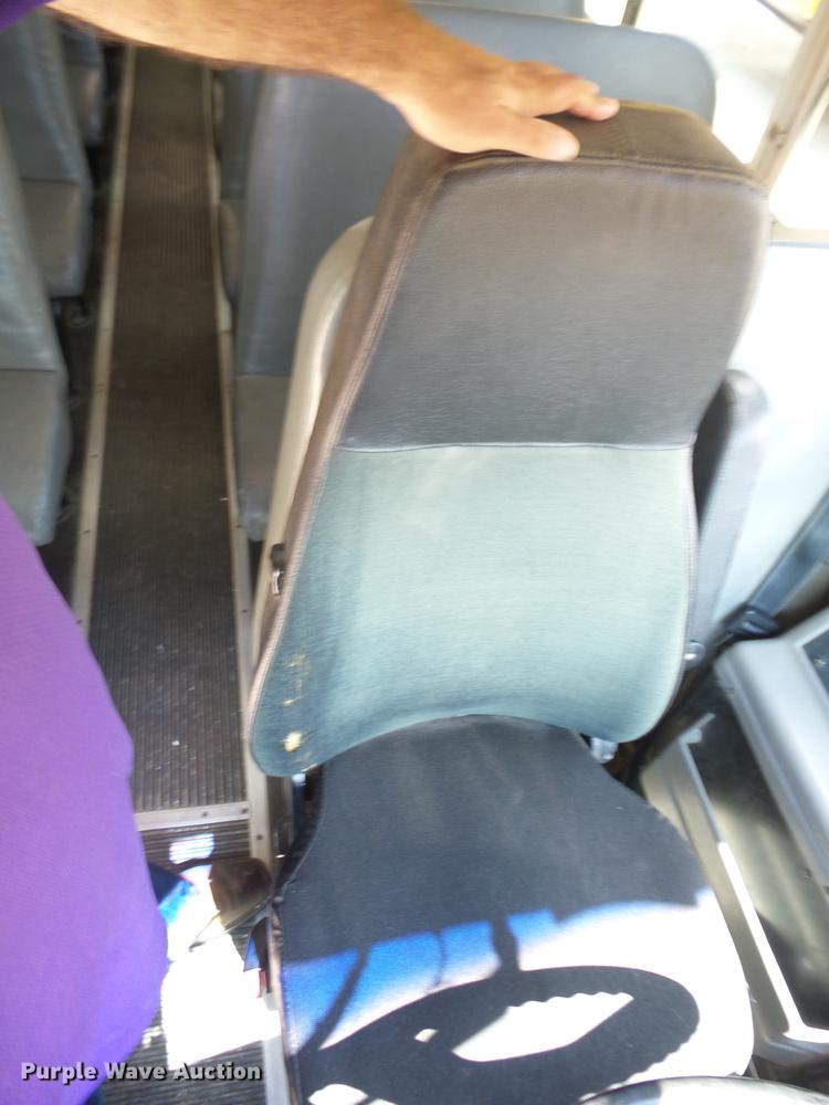 image for item EI9917 2000 International 3800 school bus