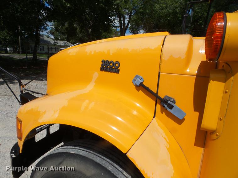 image for item EI9918 2000 International 3800 school bus