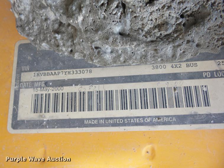 image for item EI9918 2000 International 3800 school bus