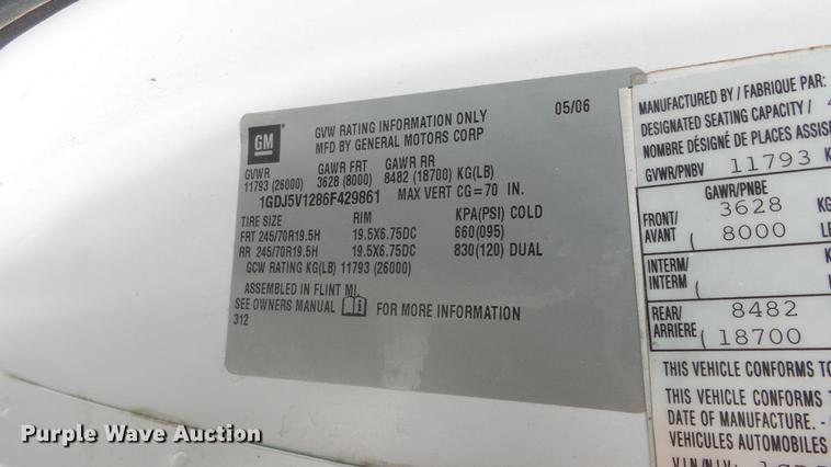 image for item ES9437 2006 GMC C5500 bus