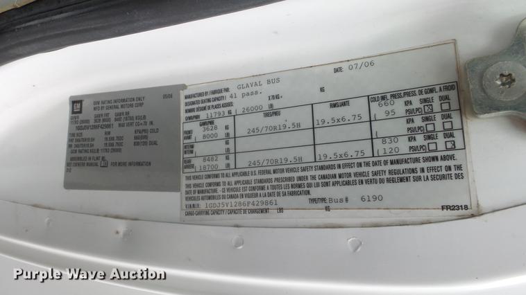 image for item ES9437 2006 GMC C5500 bus