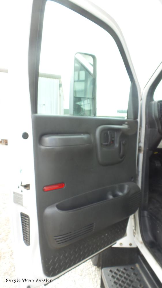 image for item ES9437 2006 GMC C5500 bus