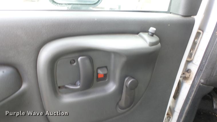 image for item ES9437 2006 GMC C5500 bus