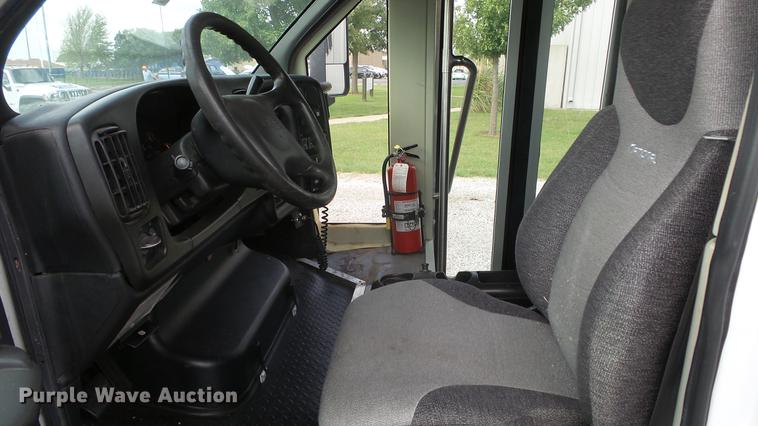 image for item ES9437 2006 GMC C5500 bus