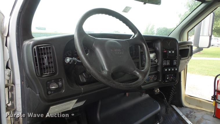 image for item ES9437 2006 GMC C5500 bus