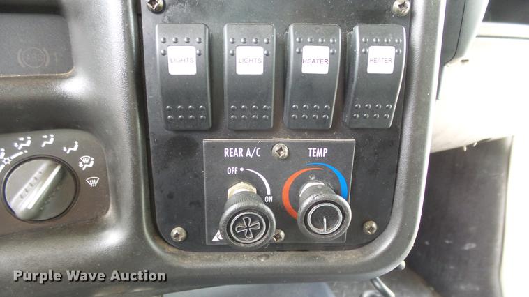 image for item ES9437 2006 GMC C5500 bus