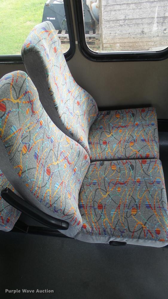 image for item ES9437 2006 GMC C5500 bus