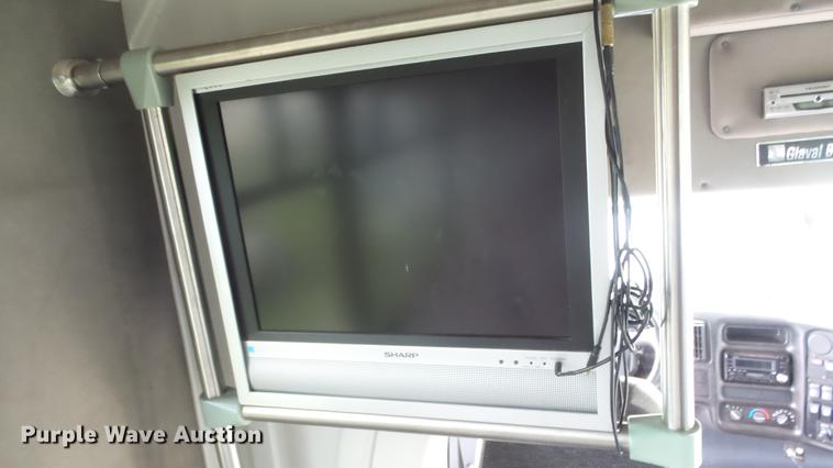 image for item ES9437 2006 GMC C5500 bus