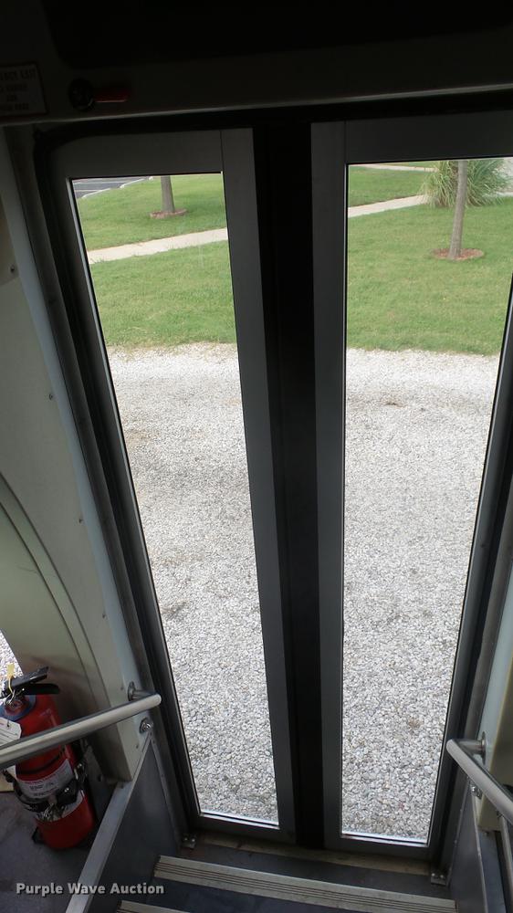 image for item ES9437 2006 GMC C5500 bus