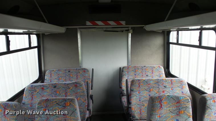 image for item ES9437 2006 GMC C5500 bus