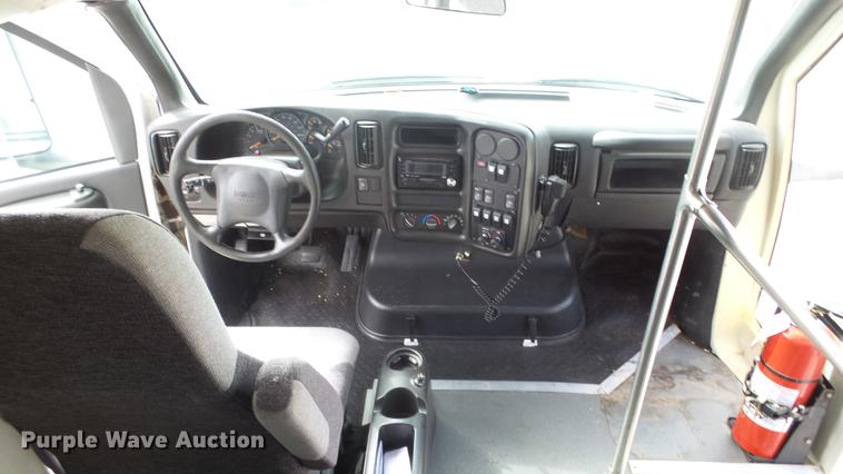 image for item ES9437 2006 GMC C5500 bus
