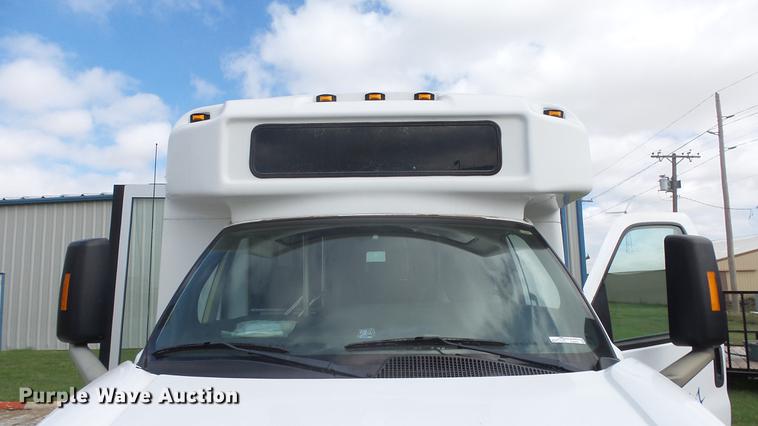 image for item ES9437 2006 GMC C5500 bus