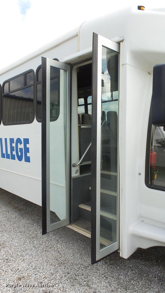 image for item ES9437 2006 GMC C5500 bus