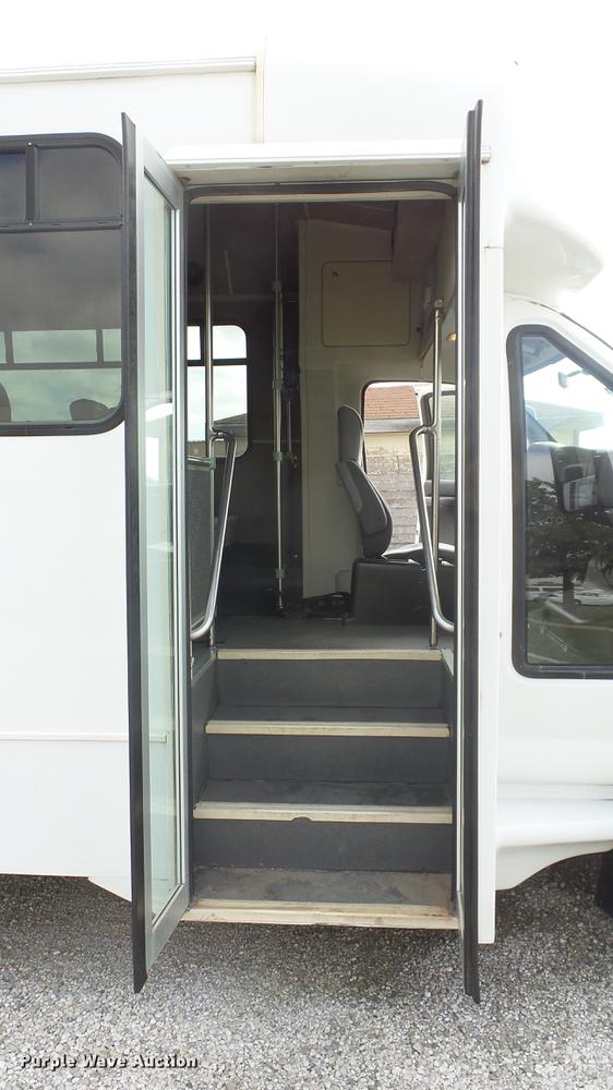 image for item ES9437 2006 GMC C5500 bus