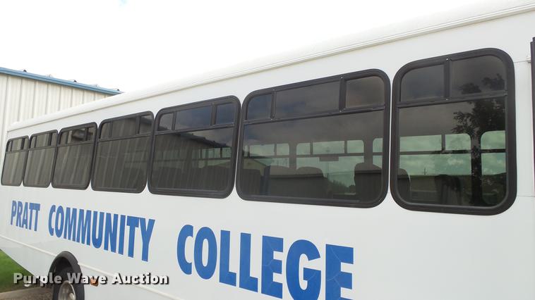 image for item ES9437 2006 GMC C5500 bus