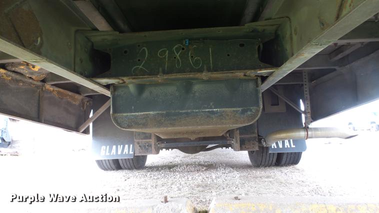 image for item ES9437 2006 GMC C5500 bus