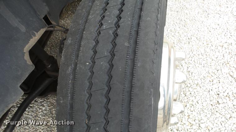 image for item ES9437 2006 GMC C5500 bus