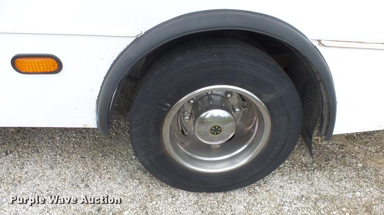 image for item ES9437 2006 GMC C5500 bus